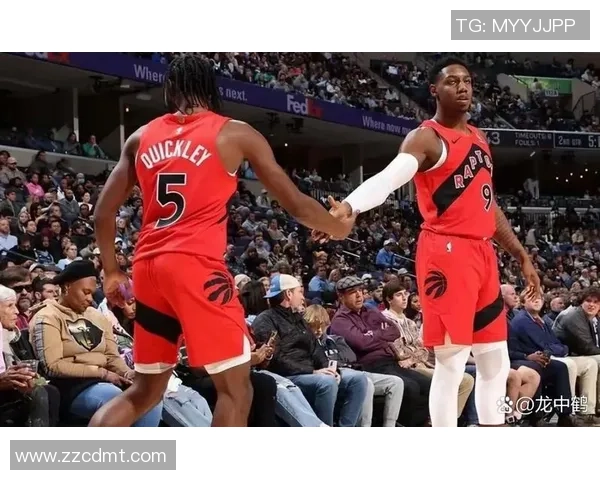 快船与尼克斯激战正酣NBA赛场精彩瞬间回顾与分析